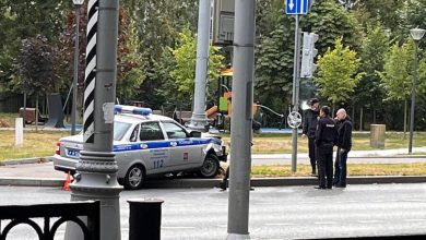 Фото - В Москве полицейский автомобиль протаранил стоянку самокатов и столб