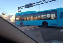 Фото - В Санкт-Петербурге голубой пассажирский автобус повис на разделительной полосе