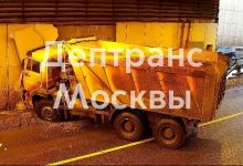 Фото - Грузовик протаранил стену Лефортовского тоннеля в Москве