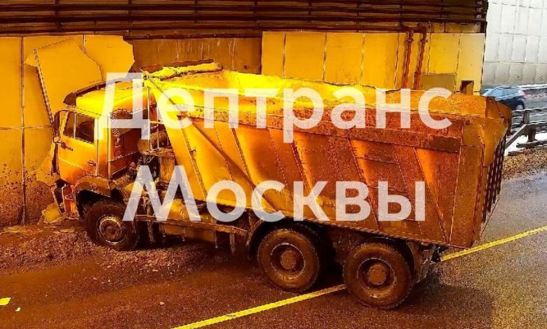 Фото - Грузовик протаранил стену Лефортовского тоннеля в Москве